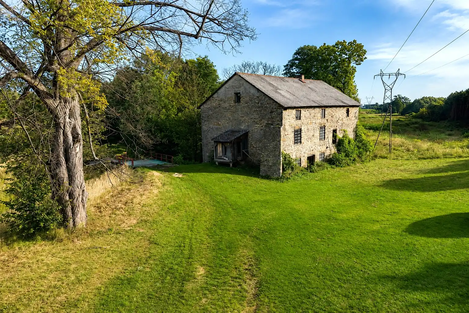 Fotos Historische Mühle mit Nebengebäuden und großem Grundstück