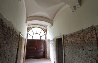 Herrenhaus/Gutshaus kaufen Lubiatów, Dwór w Lubiatowie, Lodz:  Flur