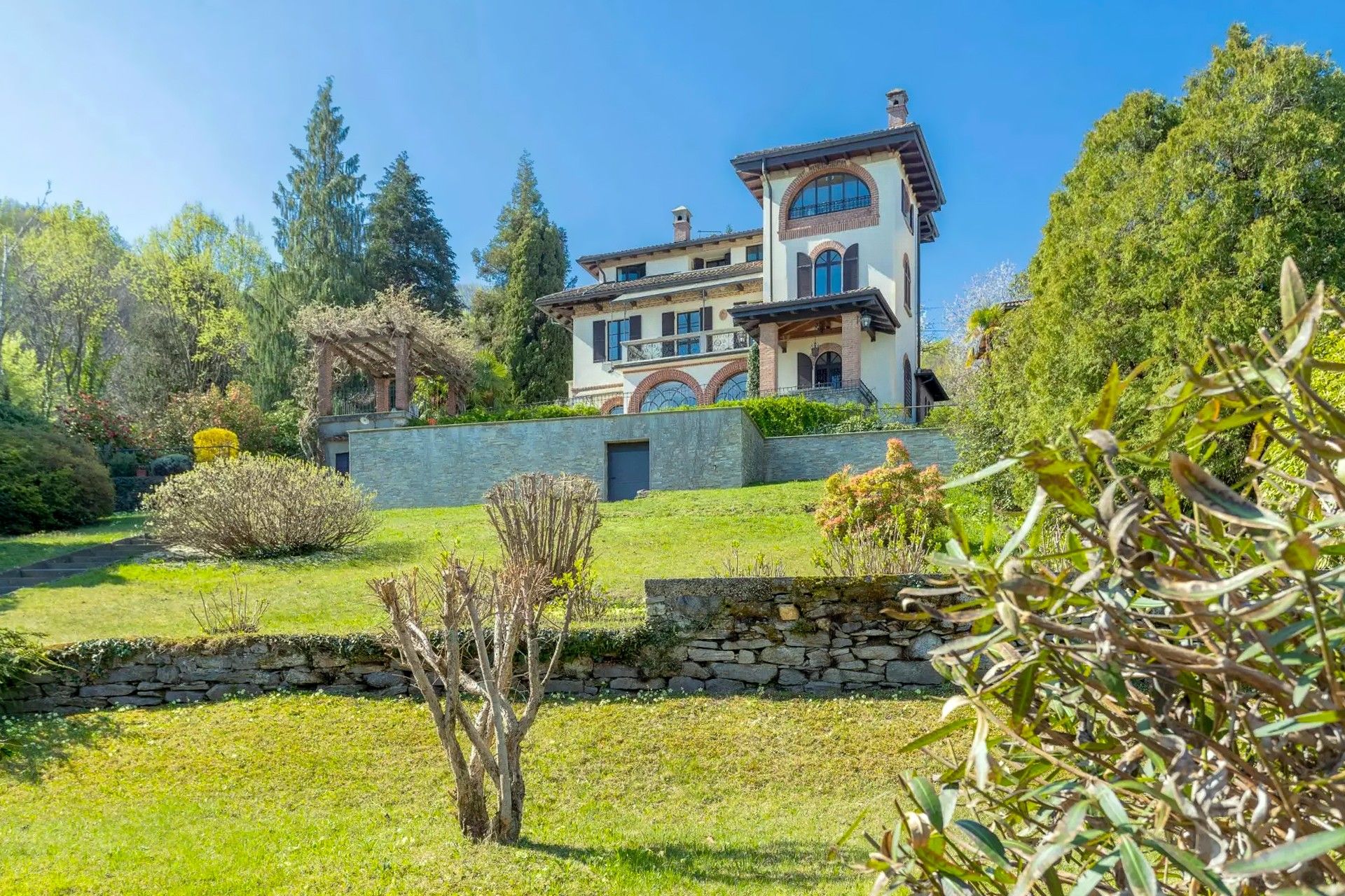 Immagini Villa in stile liberty con vista sul lago vicino a Stresa