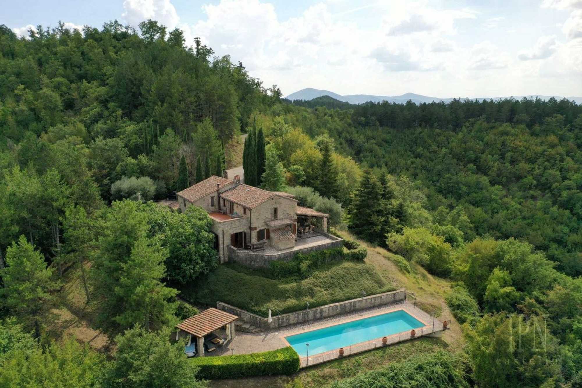 Immagini Casale umbro in posizione forestale con favolosa vista sulla valle