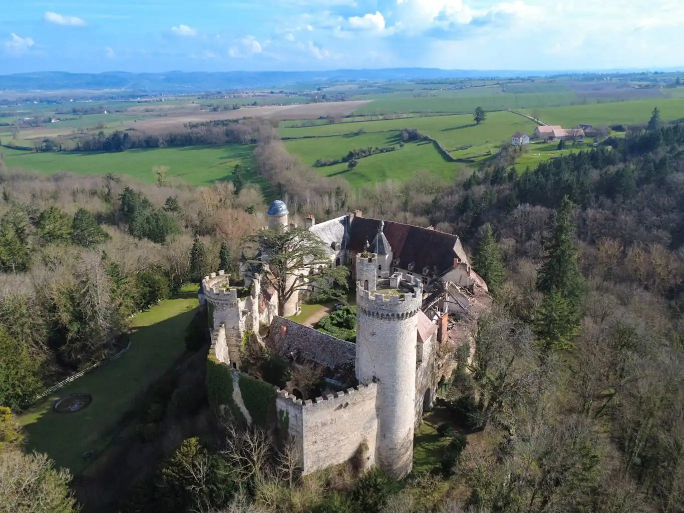 Fotos Schloss Veauce: Historische Festung in der Auvergne