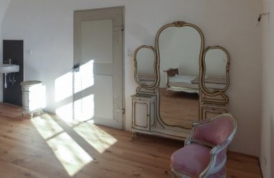 Schloss kaufen 91792 Ellingen, An der Vogtei 2, Bayern, Schlafzimmer mit Waschbecken