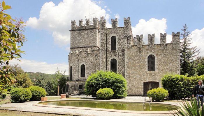 Château de rêve en Ombrie dans la forêt