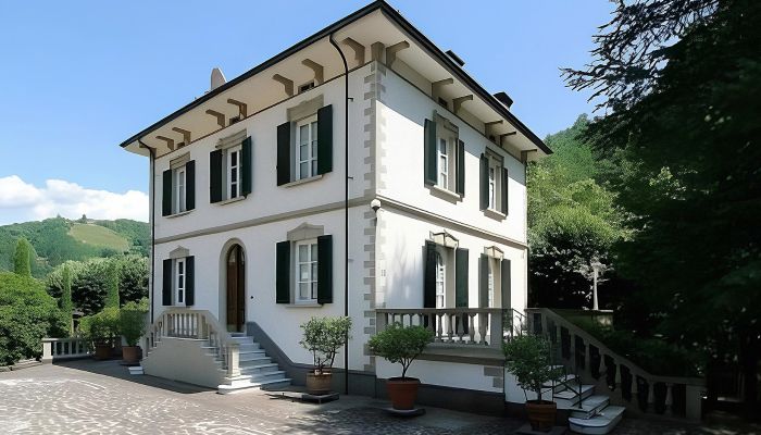 Lussuosa tenuta toscana a Bagni di Lucca con villa padronale, casale e parco