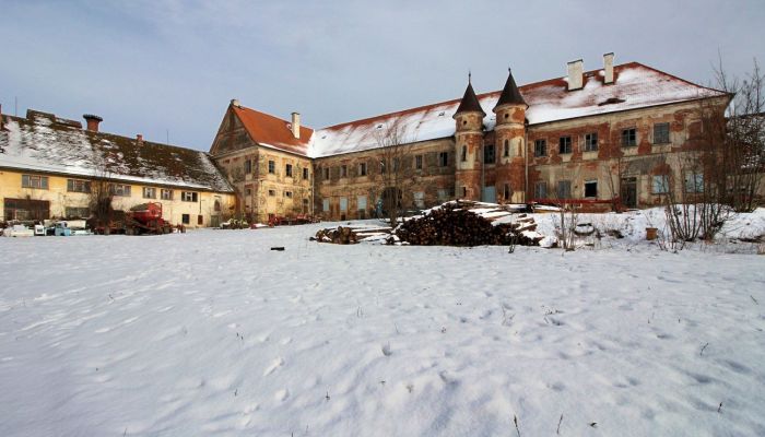 Sanierungsbedürftiges Schloss in Böhmen