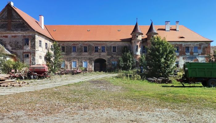 Sanierungsbedürftiges Schloss in Böhmen