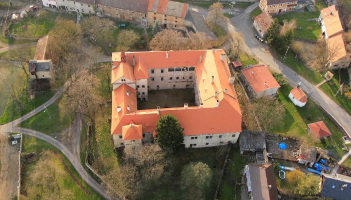 Teilsaniertes Schloss bei Prag