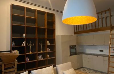 Apartment in historischem Gebäude kaufen Lubiechowo, Pałac w Lubiechowie, Westpommern, Widok na salon z otwartą kuchnią 