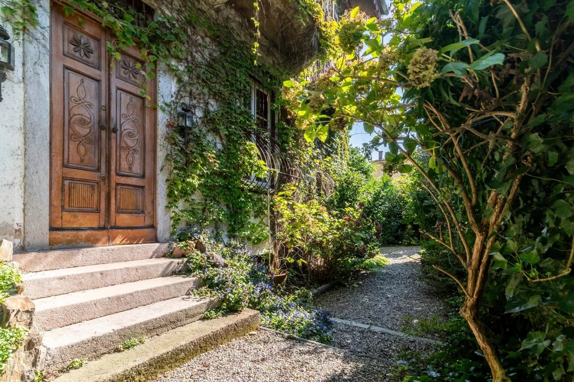 Fotos Bürgerliche Villa mit Garten in zentraler Lage von Verbania