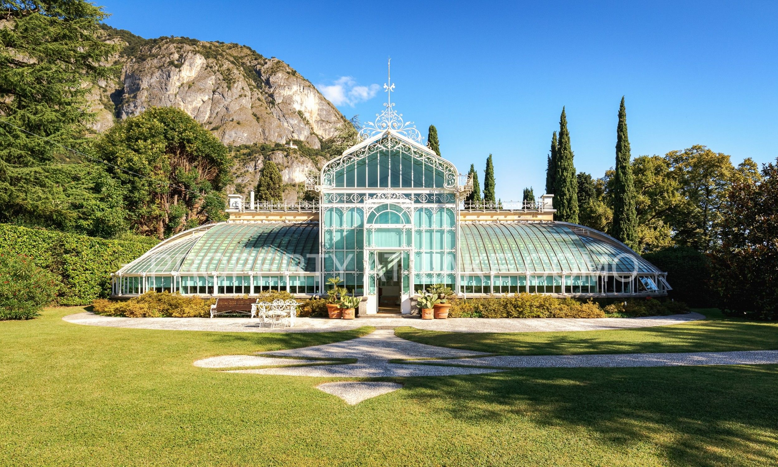 Einmalig Wohnen am Comer See: Ehemaliges Gewächshaus in Griante, Historische Villa kaufen