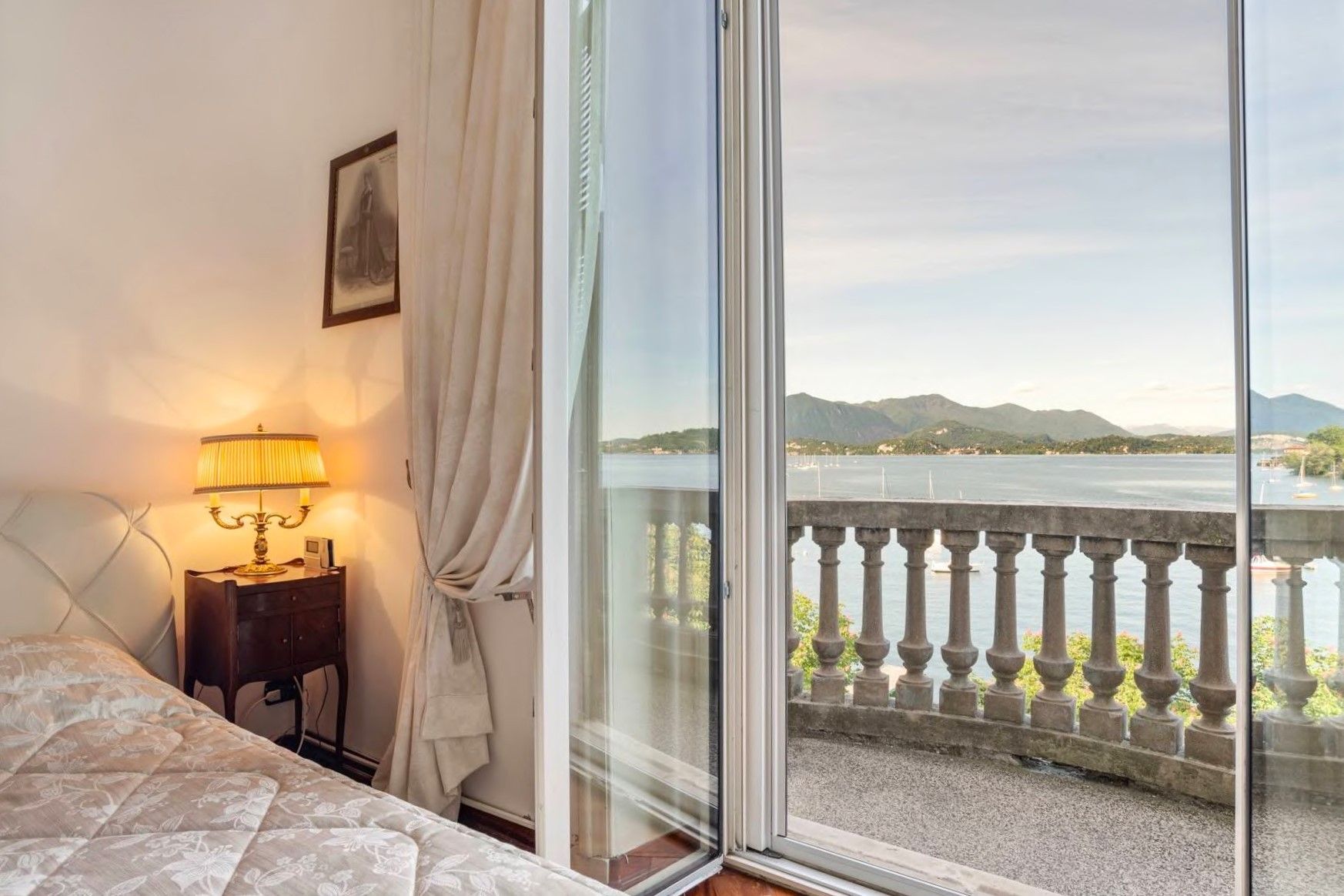 Fotos Prestigeträchtiges Apartment mit atemberaubender Aussicht auf den Lago Maggiore in historischem Palazzo am Seeufer