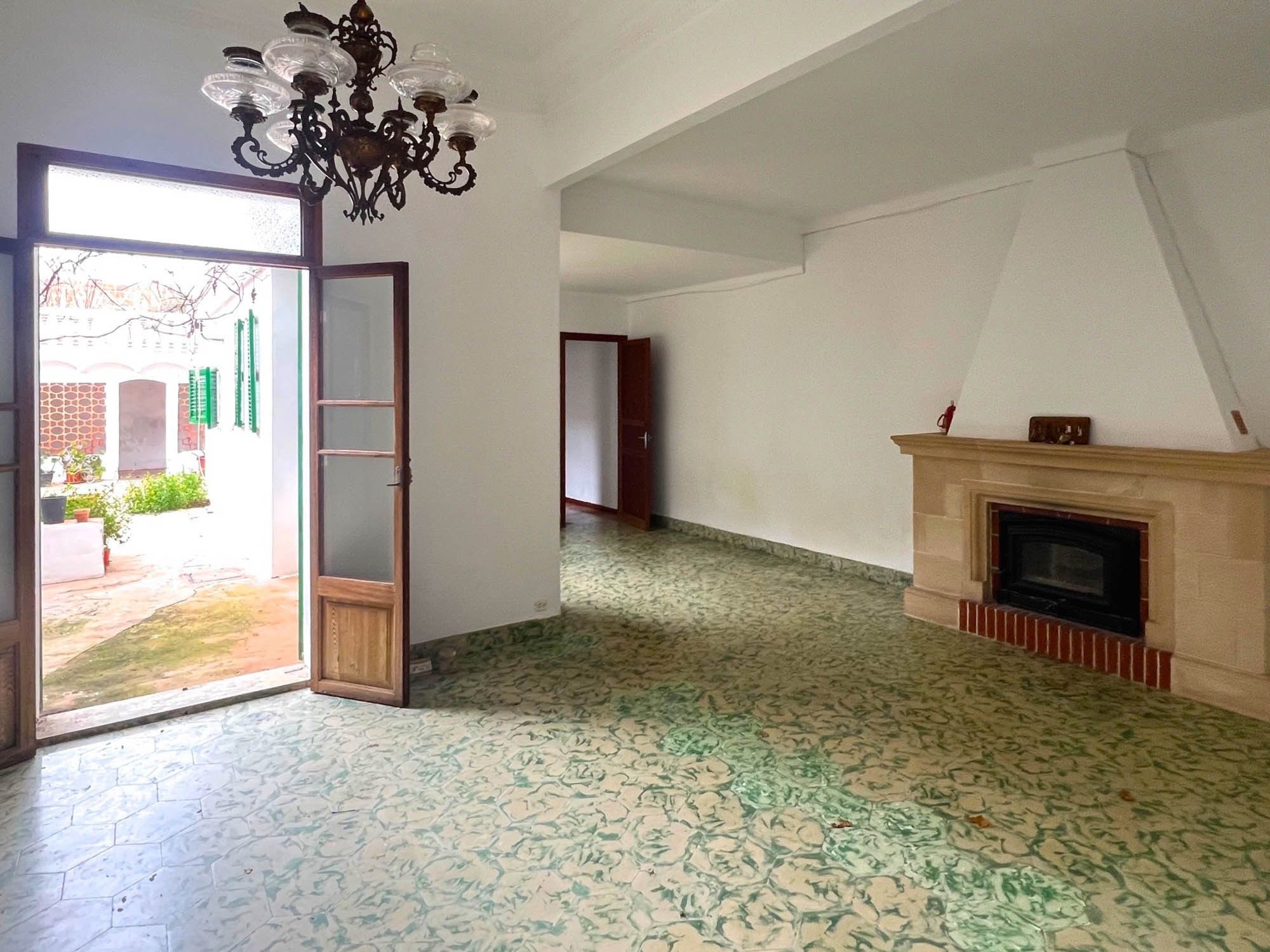 Immagini Casa padronale rurale con cortile a Ses Salines