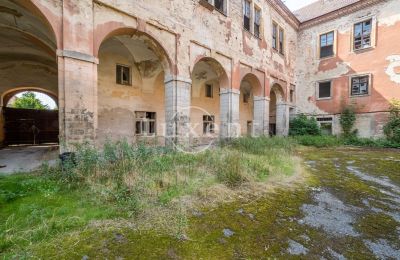 Schloss kaufen Kounice, Zámek Kounice, Středočeský kraj, Innenhof