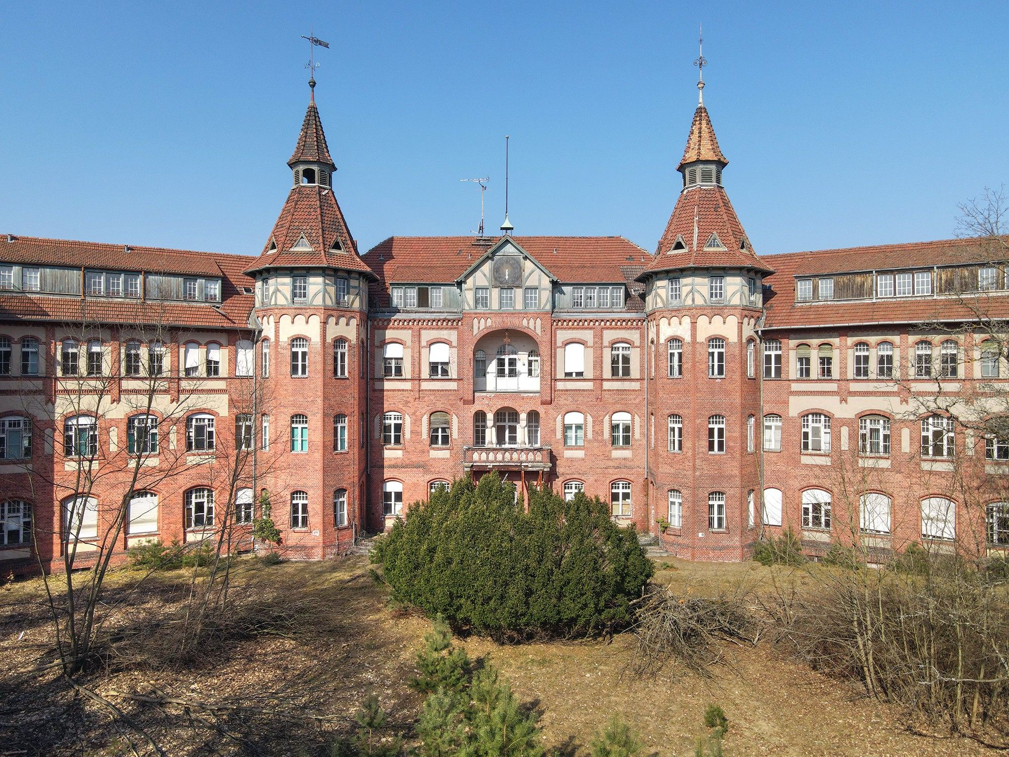 Fotos Historische Liegenschaft in Brandenburg: Ehemaliges Sanatorium mit viel Nutzfläche und großem Grundstück