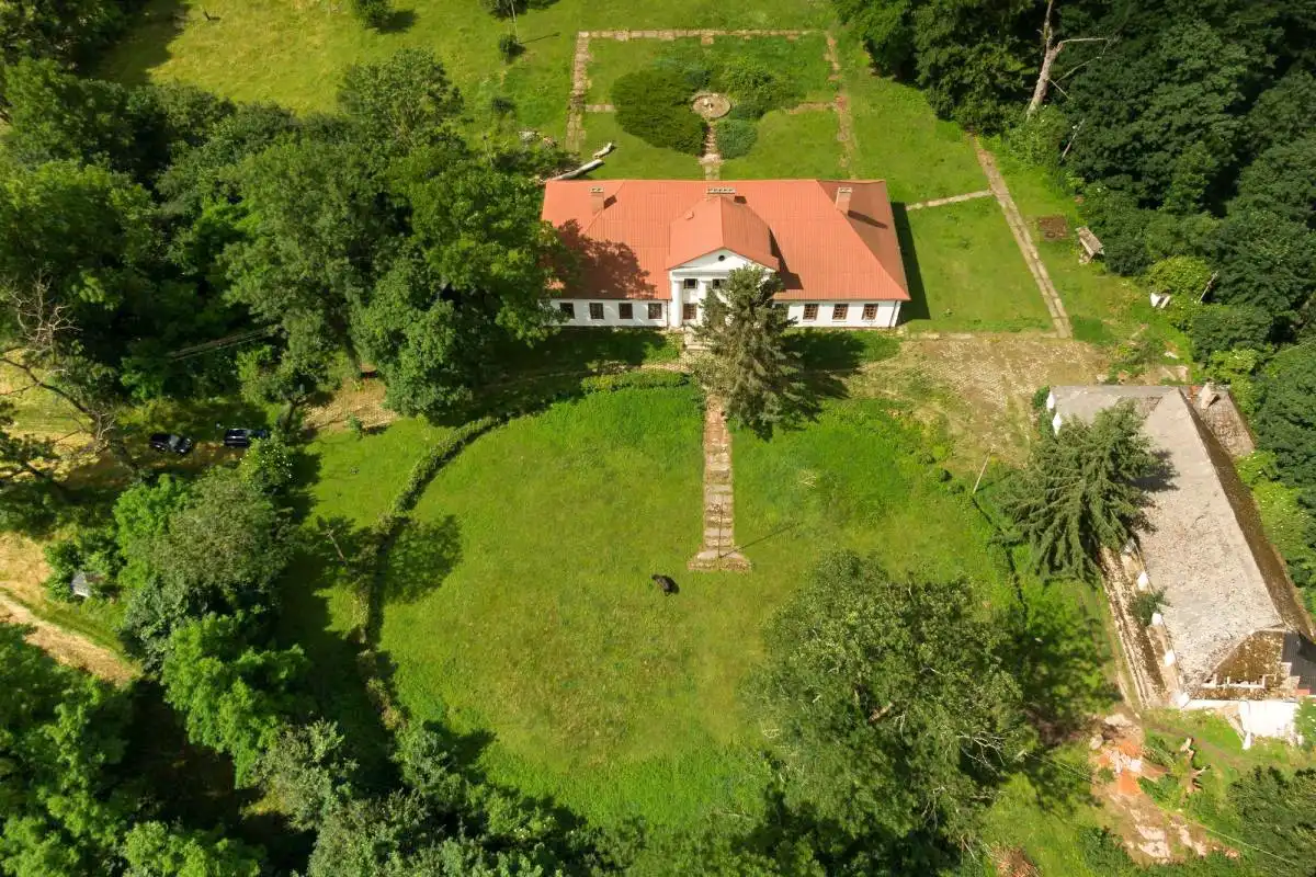 Fotos Klassizistisches Herrenhaus in Rożnów, Kleinpolen