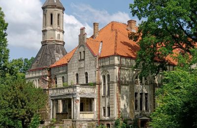 Wir kaufen ein altes Schloss, Gebäude mit Turm