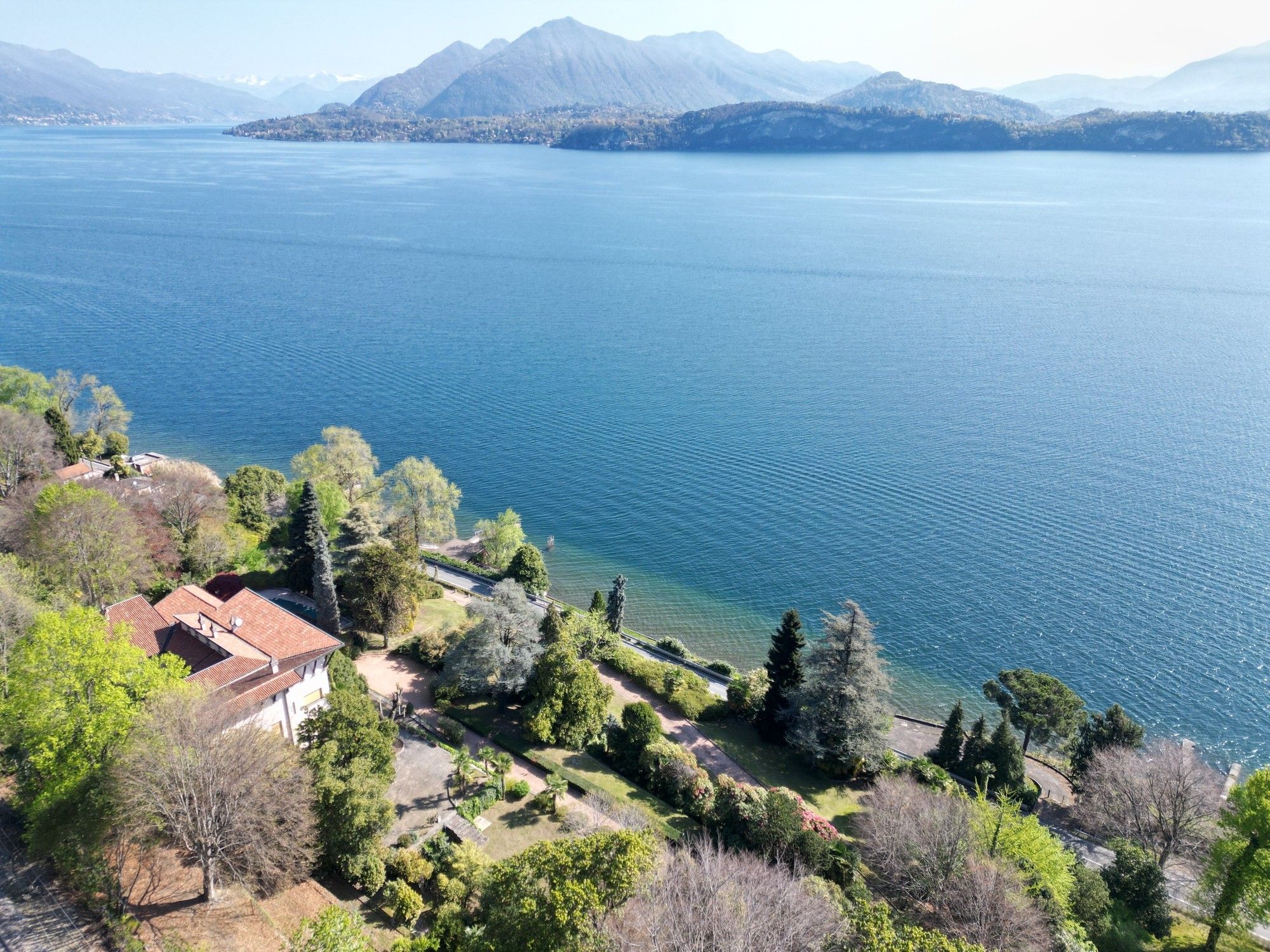 Fotos Herrschaftliche historische Villa mit Dependance, Swimmingpool, Park, Bootssteg und Privatstrand in Belgirate