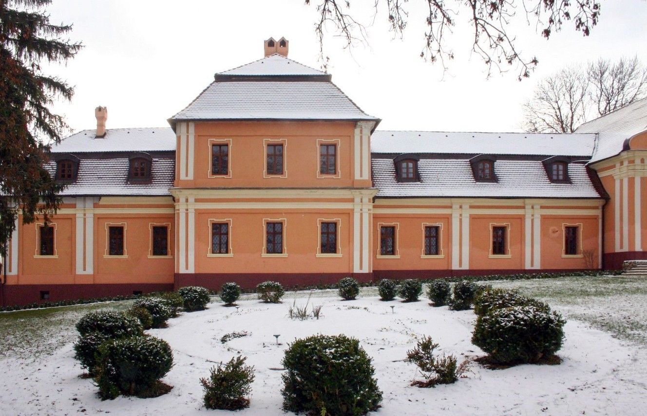 Fotos Kleines Schloss mit Kapelle in der Westslowakei