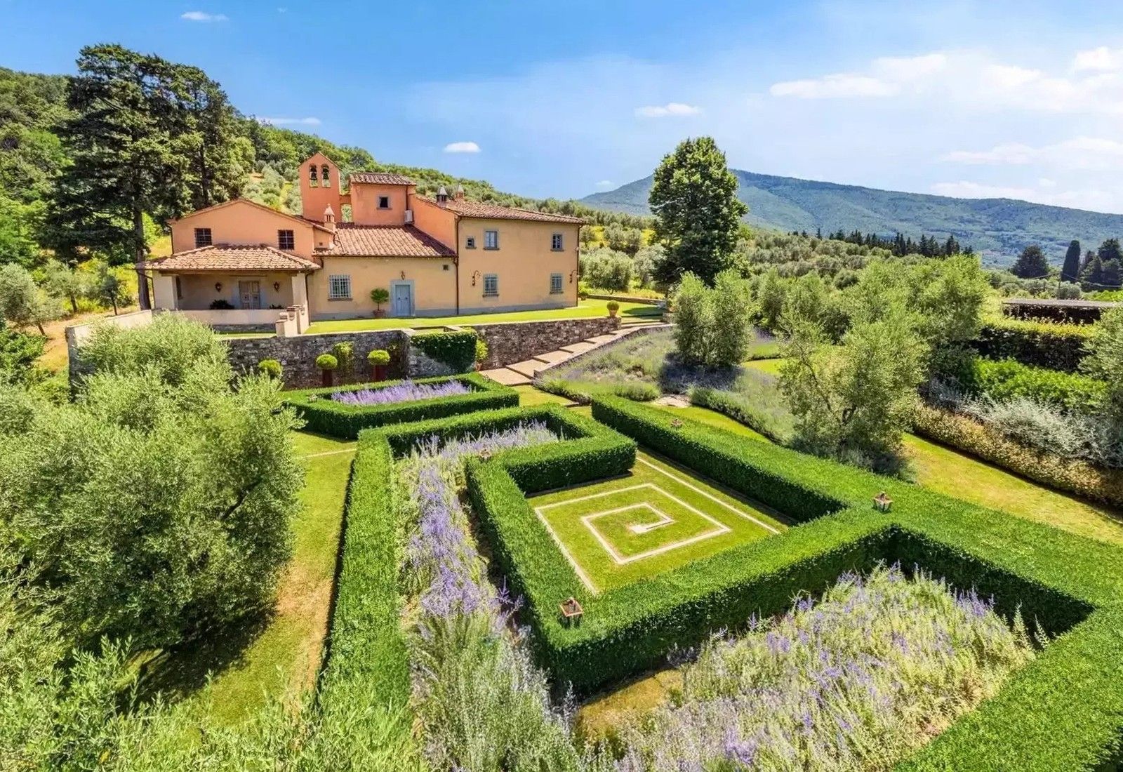 Immagini Ex convento rinascimentale con giardino all’italiana e piscina panoramica vicino a Firenze