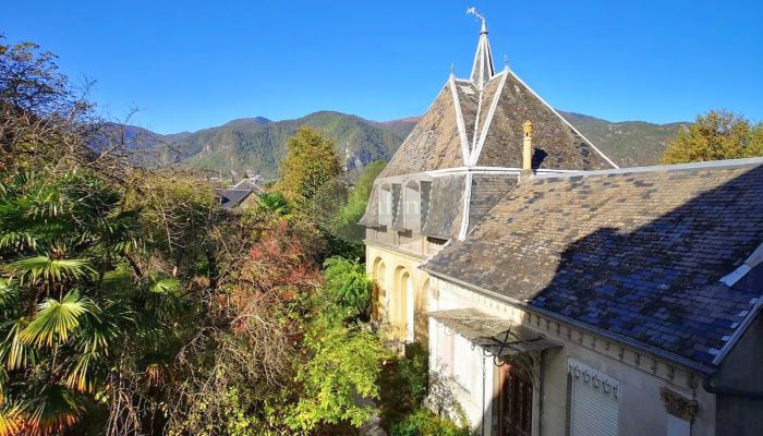 Schönes kleines Château mit Garten und Nebengebäuden