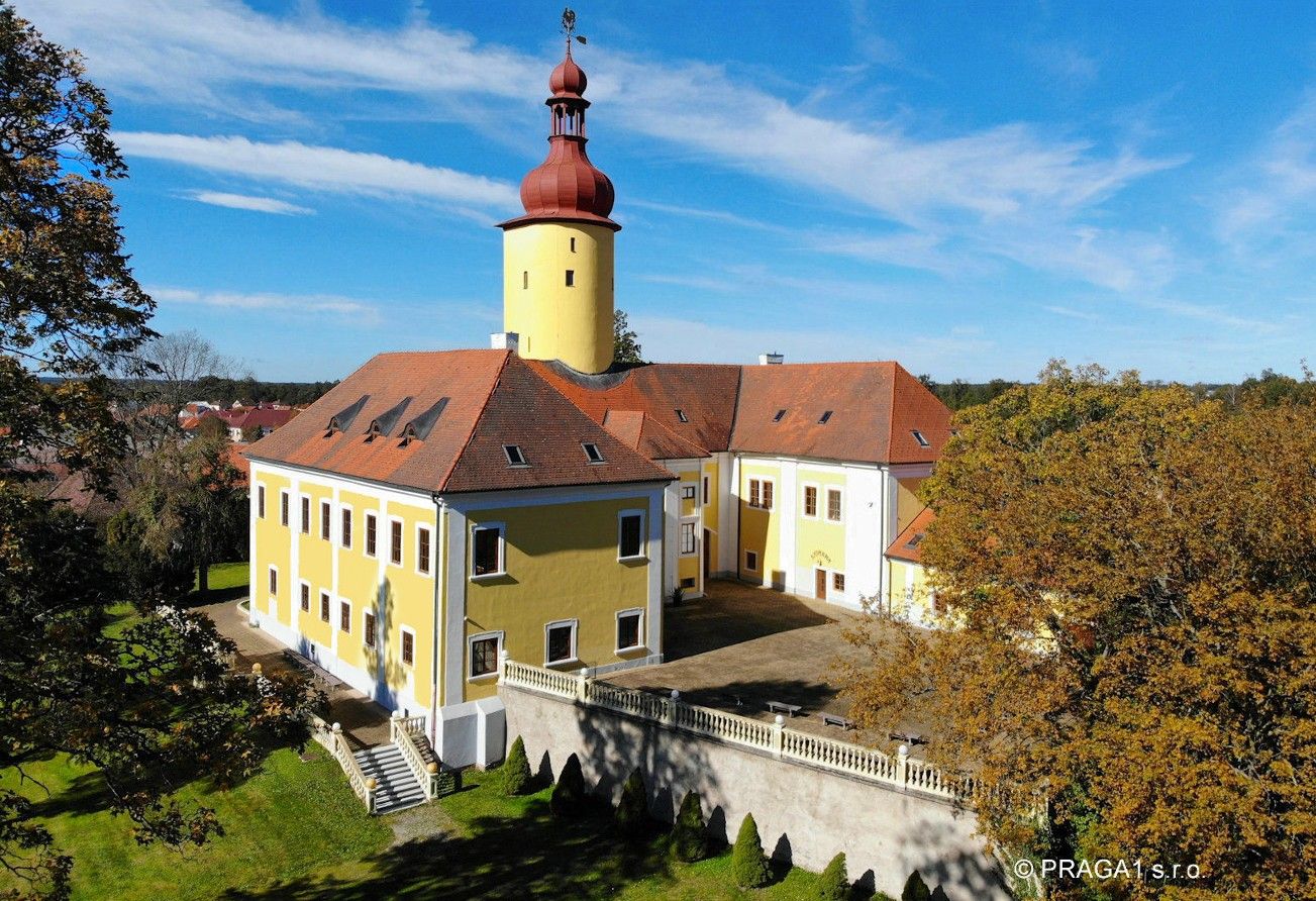 Fotos Zweiflügel-Barockschloss mit Turm in Südböhmen