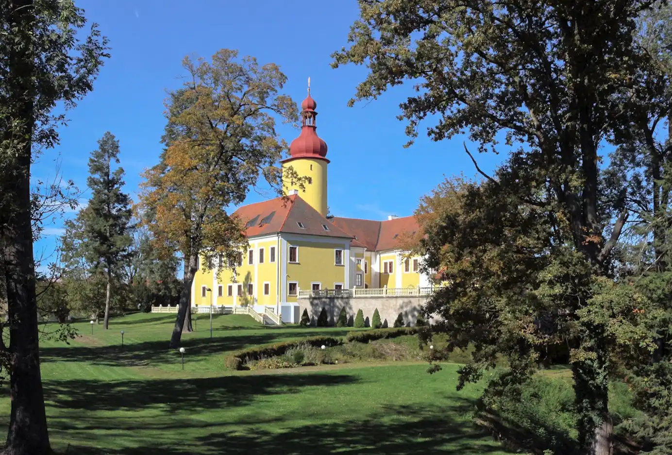 Fotos Zweiflügel-Barockschloss mit Turm in Südböhmen