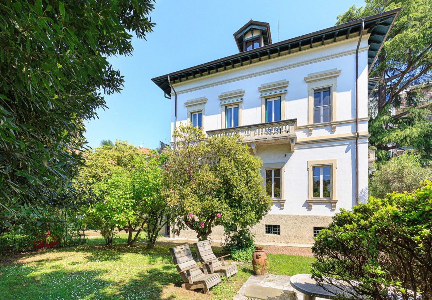 Immagini Villa storica con torre, parco e piscina a Verbania