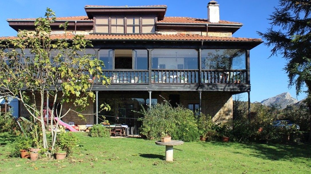 Fotos Herrenhaus in Galizien mit Bergpanorama