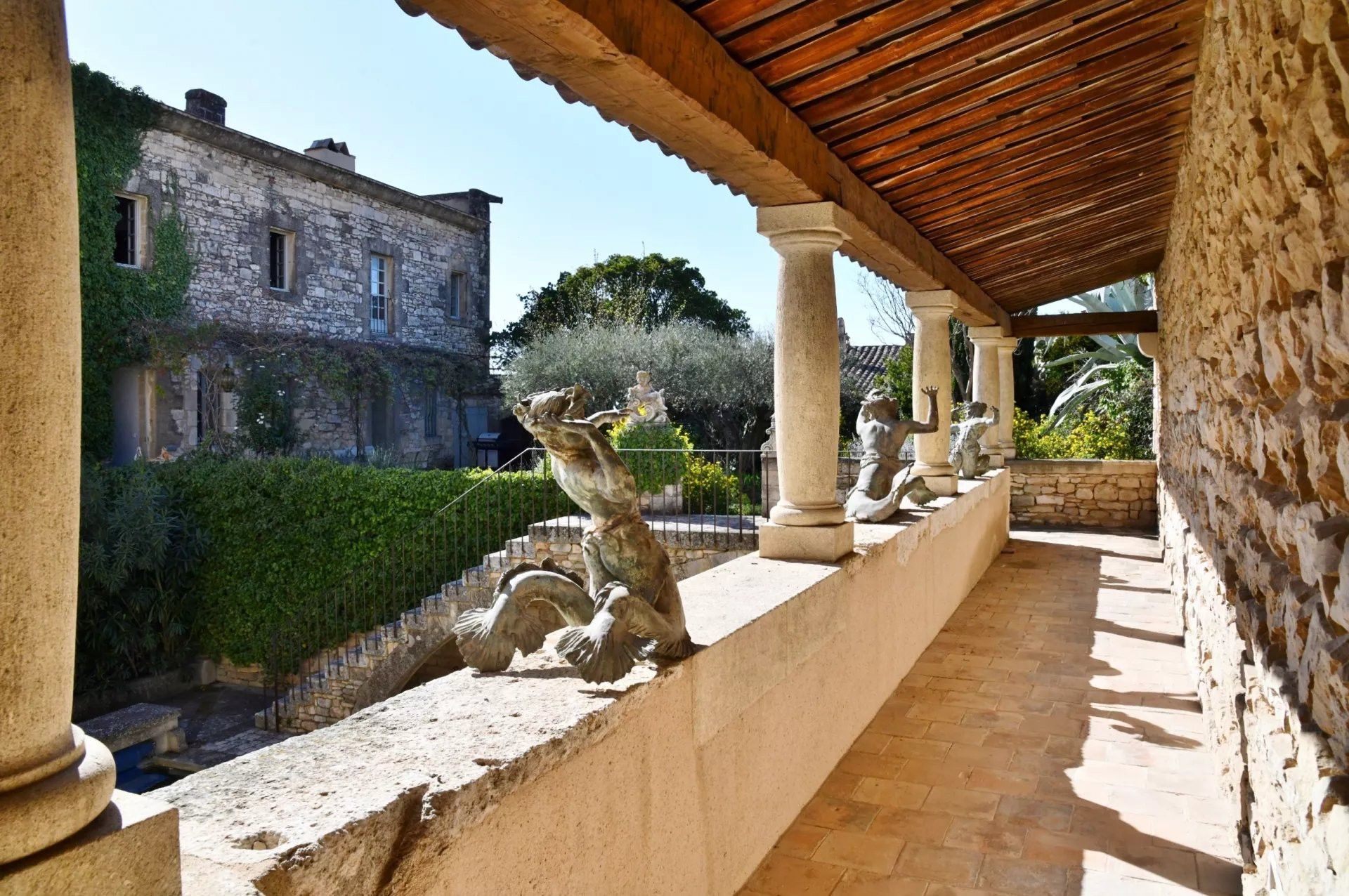 Immagini Castello vicino a Uzès - dove l'antico e il moderno si uniscono