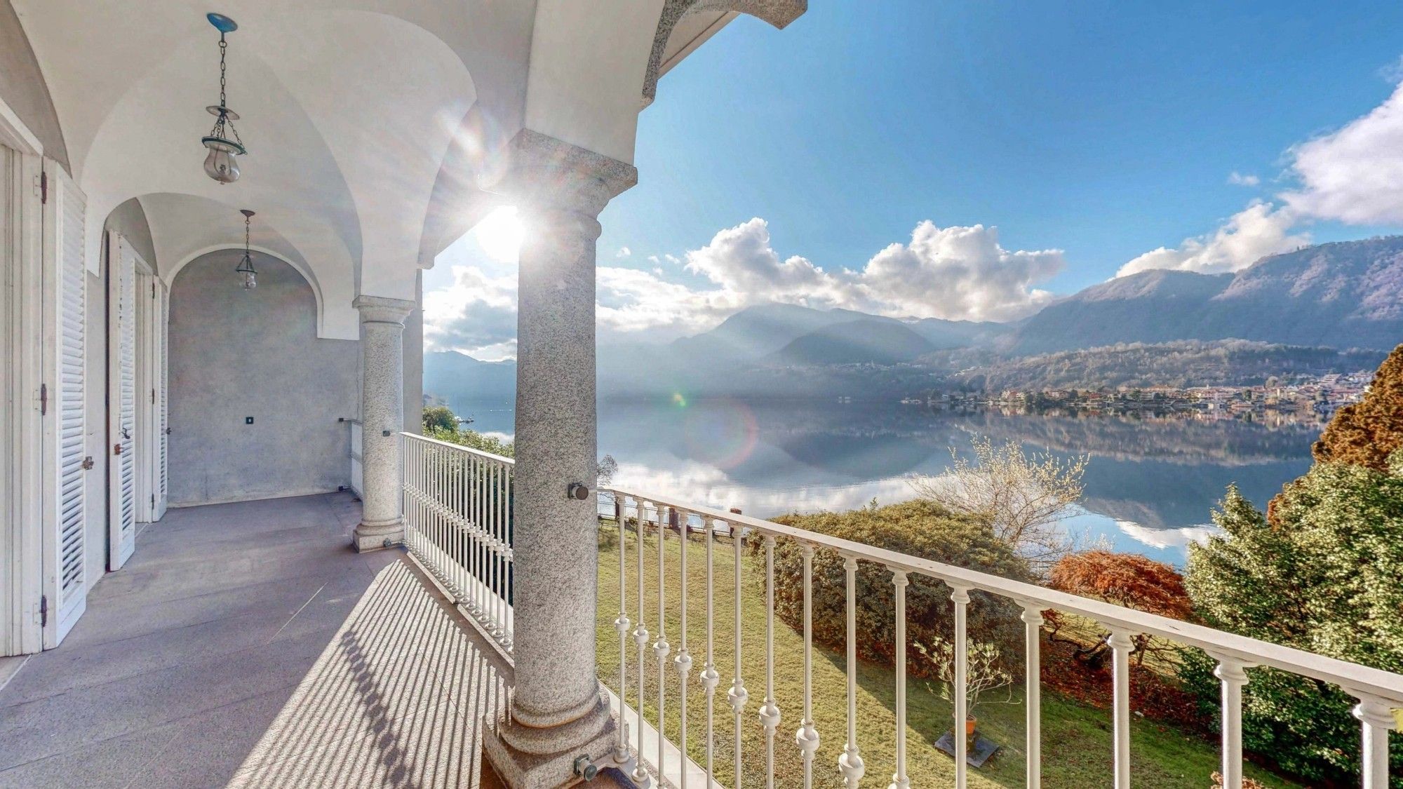 Photos Joyau de l'architecture d'après-guerre: Demeure exceptionnelle au bord du lac d'Orta