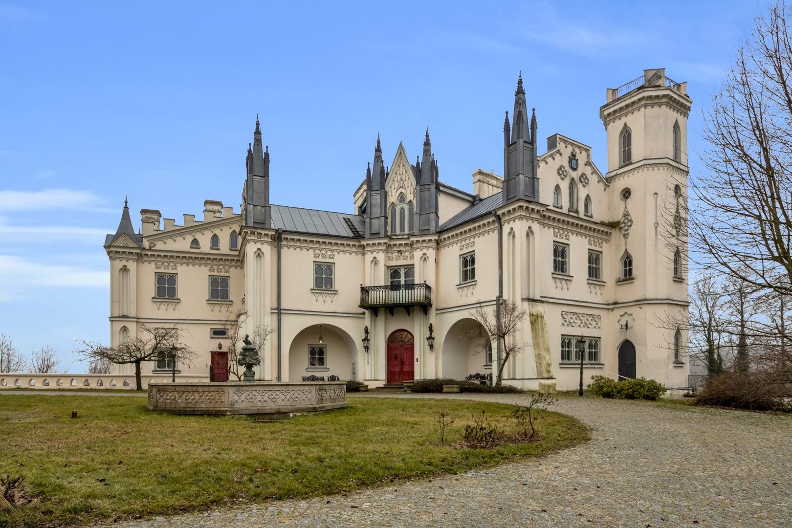 Immagini Villa perfettamente ristrutturata vicino a Varsavia