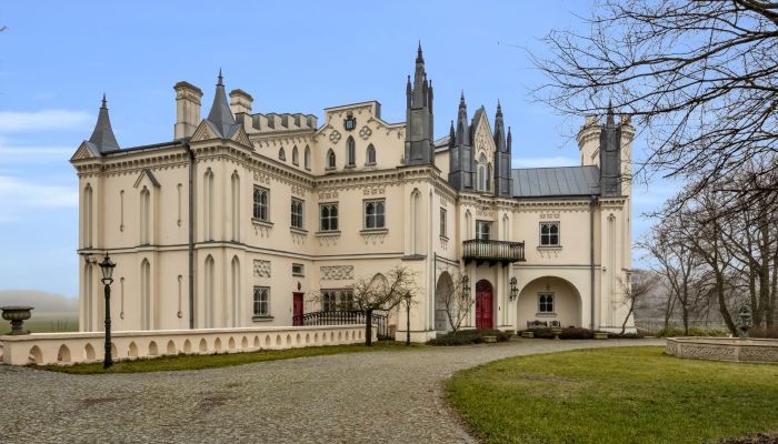 Einzigartiges und hochwertig saniertes Schloss in Masowien