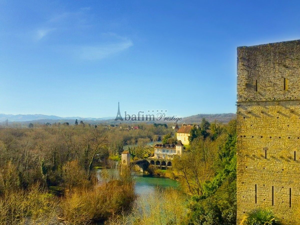 Immagini Residenza tipo castello con pompa di calore a Sauveterre-de-Béarn
