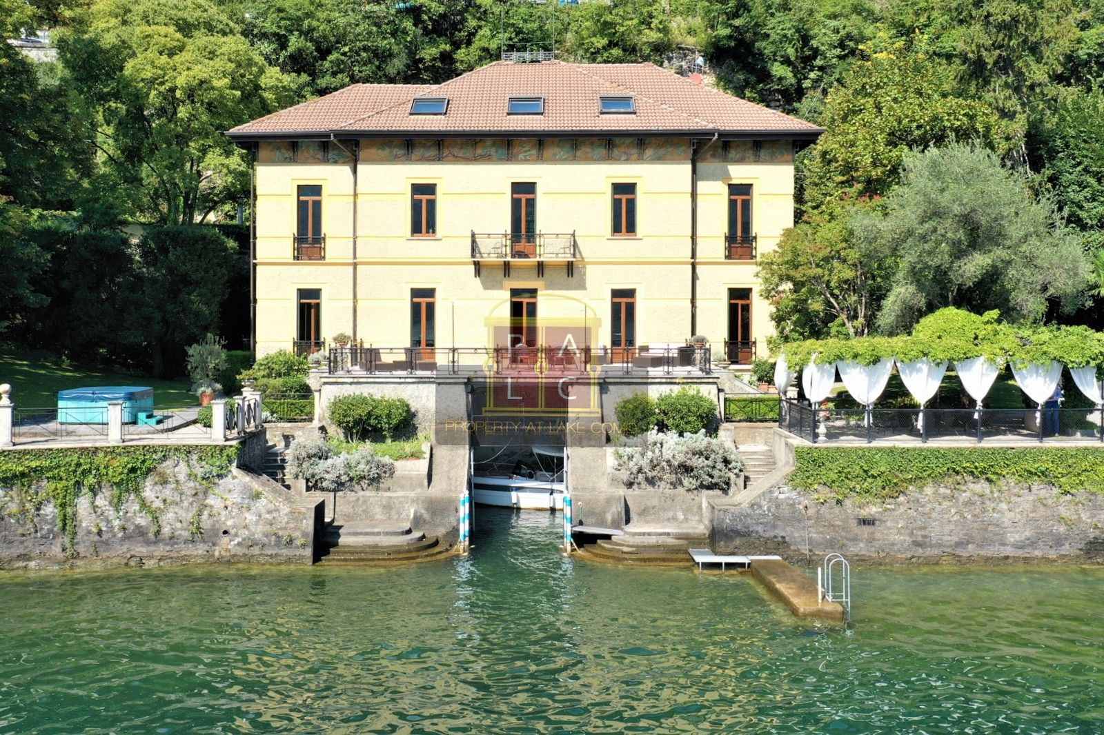 Immagini Villa di pregio sulle rive del Lago di Como a Moltrasio