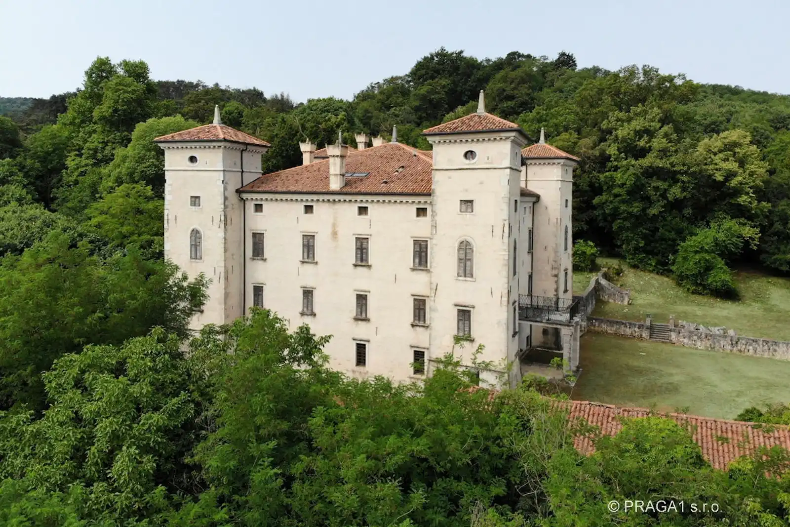 Immagini Castle with 110 hectars land, vineyards and wine production in northern Italy for sale