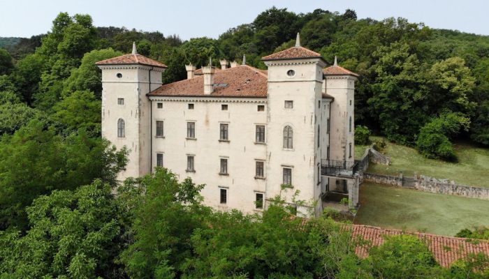 Schlossgut in Norditalien mit Weinbergen und Golfplatzprojekt