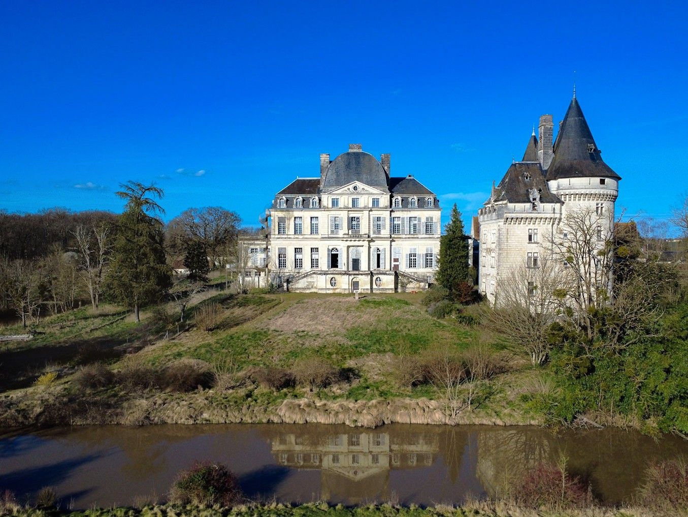 Immagini Château da restaurare nella Loira con architettura monumentale - 47 ettari di terreno