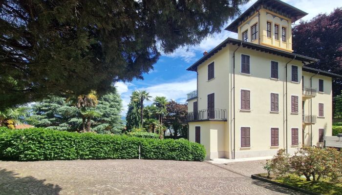 Villa con torre panoramica, vista lago e giardino nella città termale di Stresa