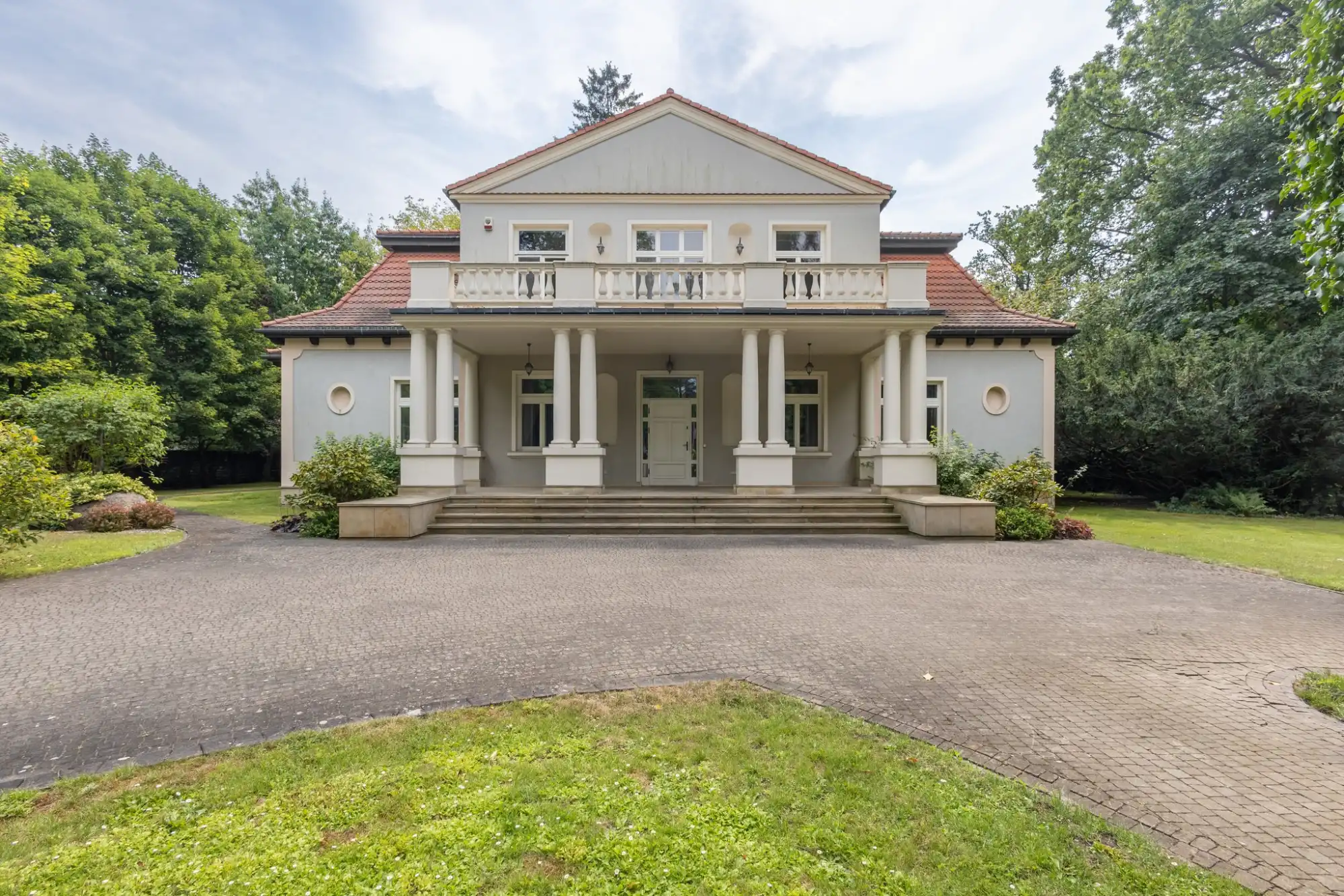 Fotos Historische Residenz im grünen Milanówek