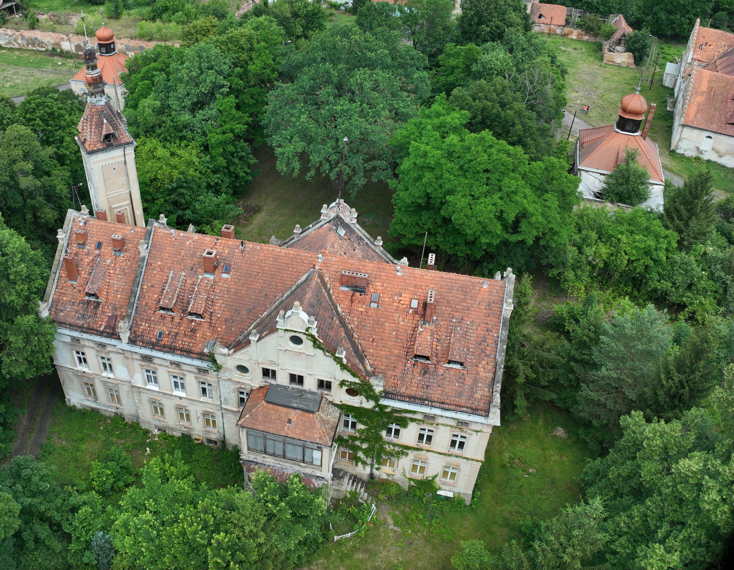 Fotos Villa padronale in vendita a Jędrzychów, Bassa Slesia – parco, padiglioni e 31 ettari di terreno