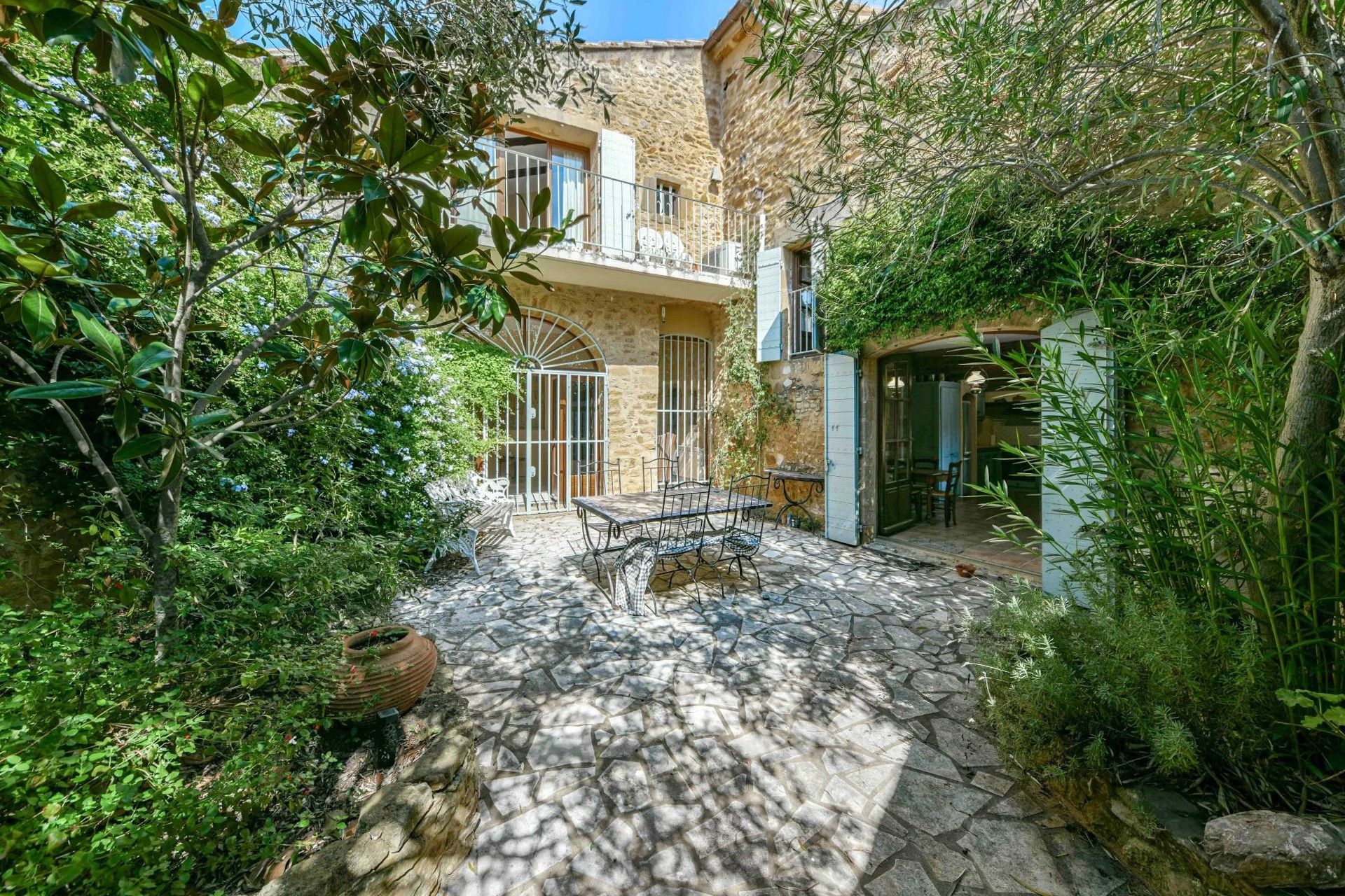 Immagini Casa con carattere vicino a Uzès – cortile verde e potenziale di ampliamento
