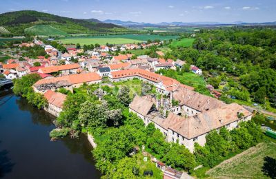 Immobili storici, Castello barocco lungo l’Ohře con corte interna e fabbricati rurali