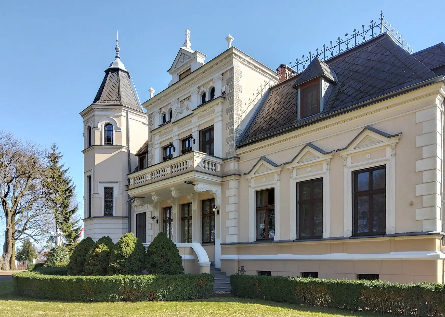Photos Palais mit Parkanlage, Stallungen und Tennisplatz in Kujawien-Pommern
