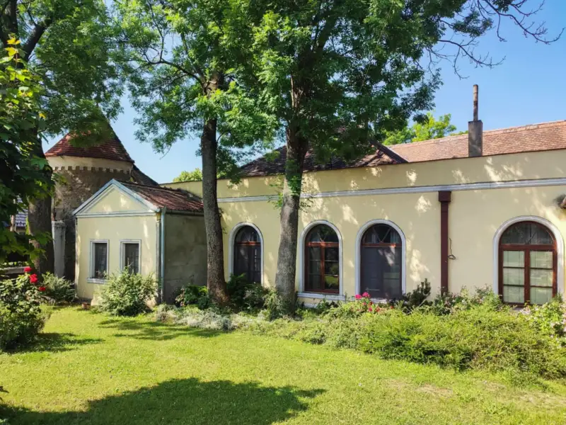 Herrenhaus/Gutshaus kaufen Trnavský kraj, okres Hlohovec, Koplotovce,  Slowakei, 1