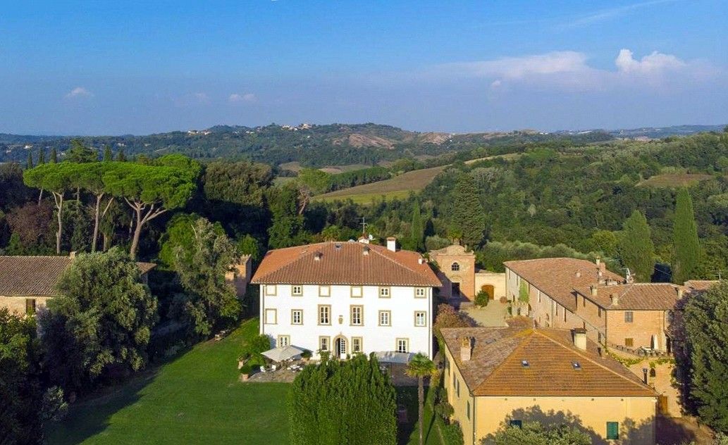 Fotos Historische Liegenschaft bei Pisa mit Landebahn, Nebengebäuden und 320 Hektar Grundbesitz