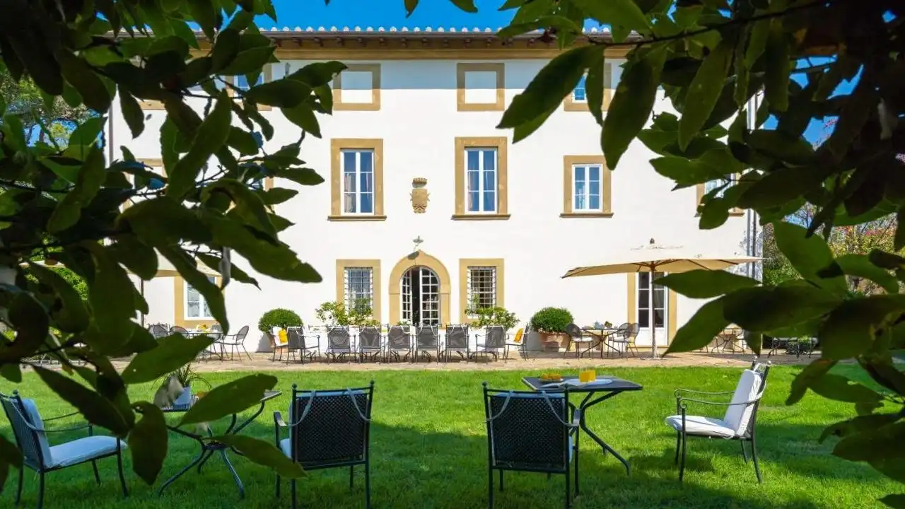 Fotos Toskana-Anwesen bei Pisa mit Landebahn, Nebengebäuden und 320 Hektar Grundbesitz