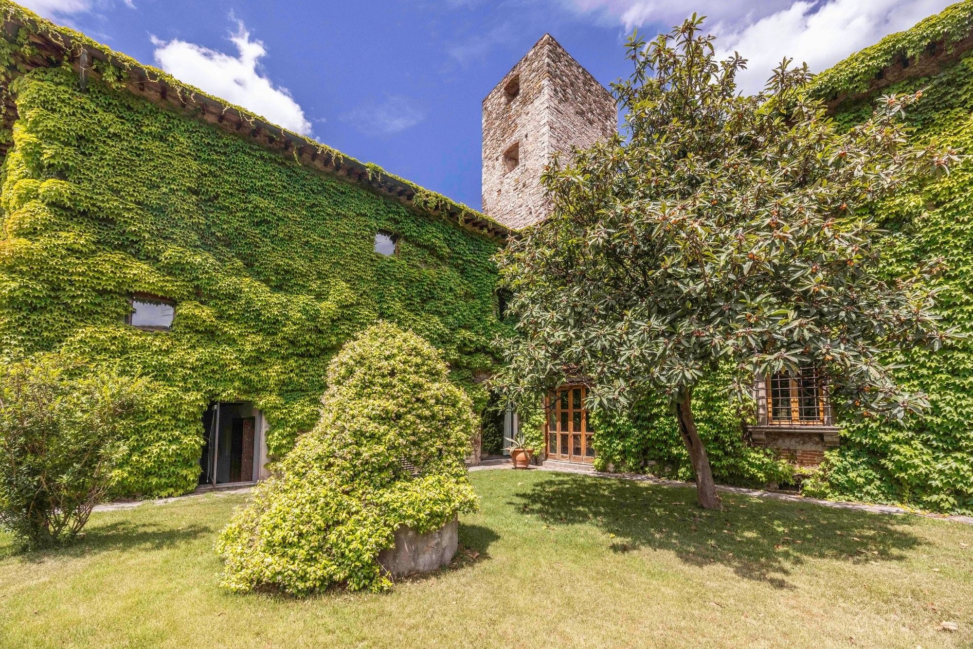 Villa storica in Toscana con torre, giardino e vista su Firenze, Villa storica in vendita