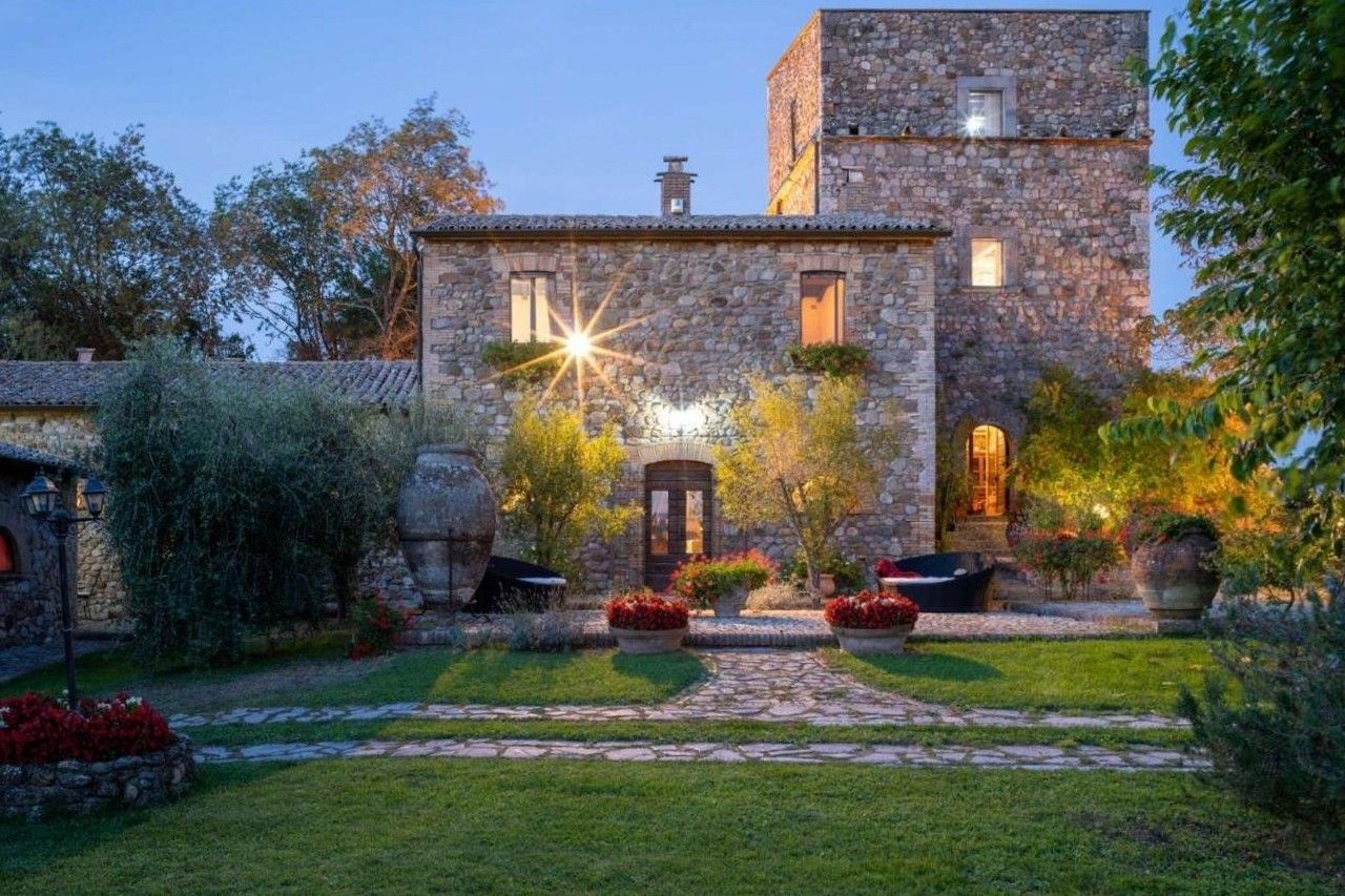 Immagini Dimora storica tra Cortona e il Lago di Bolsena con vista, piscina e padiglione yoga