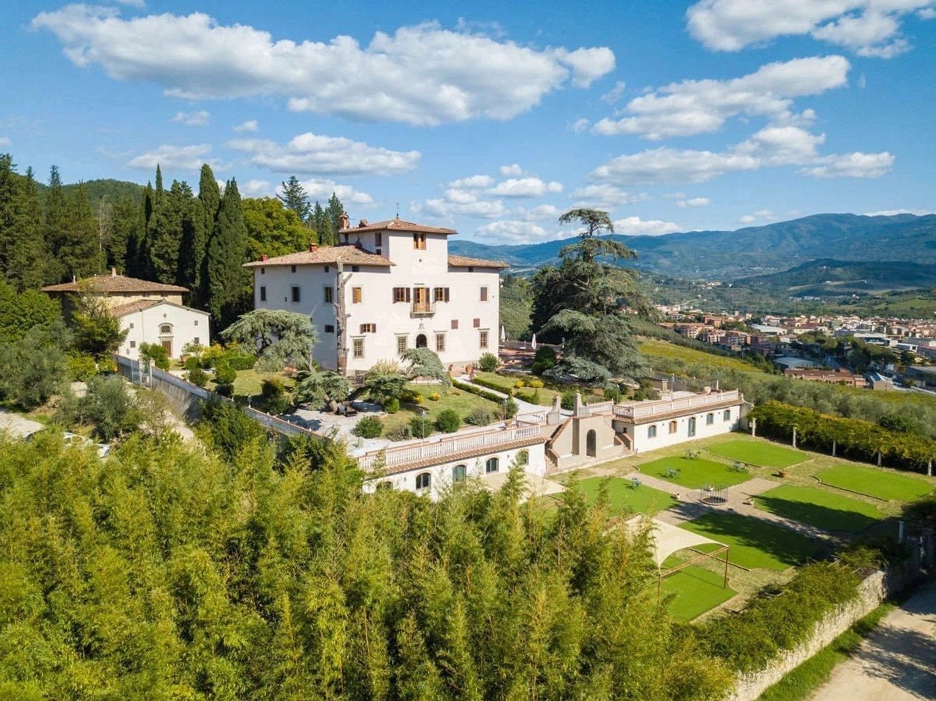 Immagini Villa storica in Toscana vicino a Firenze con parco spa e vista panoramica