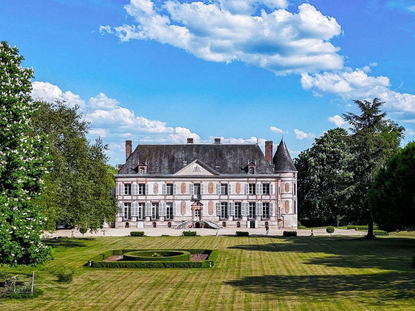 Immagini Château im Departement Yonne - 40 Hektar unverpachtetes Land